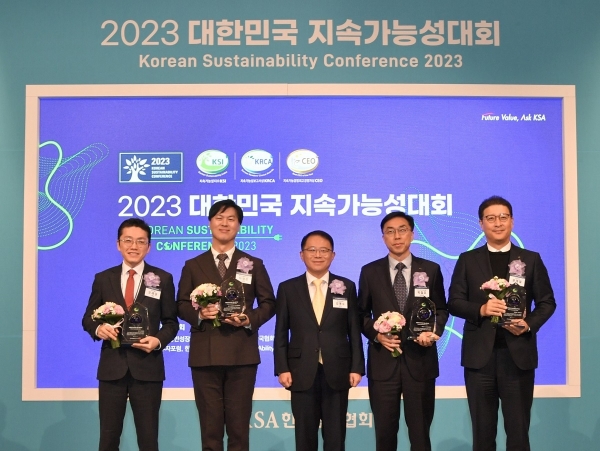 ​
​​▲한국표준협회 주관 2023 대한민국 지속가능성대회에서 제약 부문 1위를 수상한 한미약품의 오세권 ESG그룹장(맨 왼쪽)이 타 부문 수상 기업 관계자들과 함께 기념촬영을 하고 있다.
