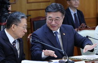"민주주의 경시 기업, 정부 조달서 배제" 행안부 장관의 초강수 선언