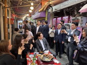 "동네에 돈 돌아야" 익선동 노상 식사 나선 이재명 대통령, 민생 현장서 기업 역사 인식 우회 비판