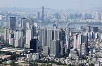 서울 아파트 전셋값 8개월 연속 상승하며 역대 최고치 경신…매매 시장은 급매물 여파로 하락 전환