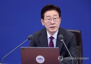 이재명 대통령 지지율 64% 안착, 경제·민생 행보가 견인... 20대 제외 전 연령대 과반 지지