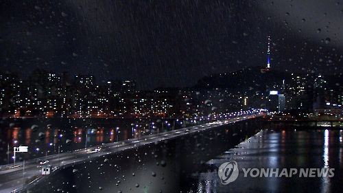 빗길 야간 '스텔스 차선' 퇴출한다&hellip;정부, 노면표시 시인성 기준 전격 강화