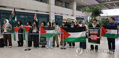 외교부, 가자지구 구호선 활동가 폭행 증언에 