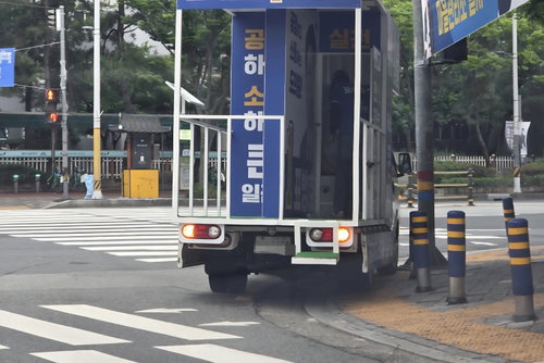 '선거 특권'에 멈춰선 법치, 횡단보도 점령한 유세차 불법 주정차에 시민 안전 무너진다