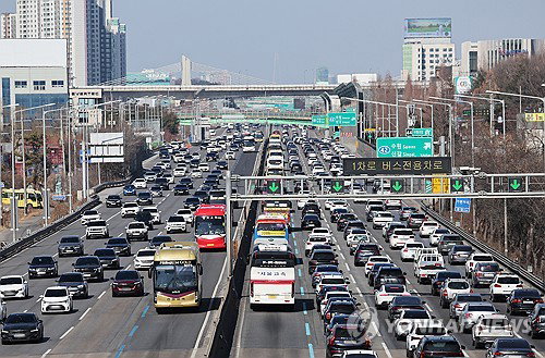 부처님오신날 연휴 첫날 619만 대 쏟아졌다&hellip;서울~부산 8시간 30분 &lsquo;거대 주차장&rsquo; 된 고속도로