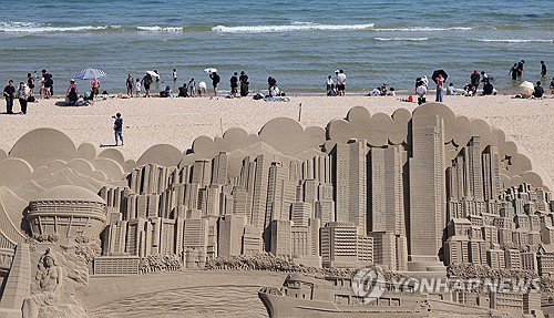 해운대 모래축제 예술품 목발로 파괴한 70대 입건, 법치와 공공질서 훼손 논란