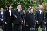 이재명 대통령, 취임 후 첫 봉하마을 방문…문 전 대통령과 노무현 17주기 추모