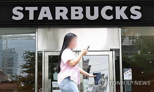 '5&middot;18 폄훼 논란' 스타벅스 국무총리 표창 박탈 검토&hellip;정부 