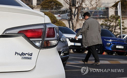 고유가 파고에 하이브리드 10% 시대 개막, 내연기관차 몰락과 친환경차 시장의 구조적 재편