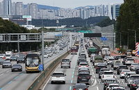 부처님오신날 연휴 마지막 날 517만 대 이동… 상행선 정체 오후 4시 절정
