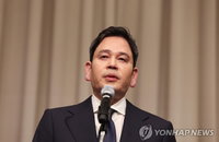 정용진 신세계 회장, 스타벅스 ‘탱크데이’ 논란 공식 사과... “마케팅 고의성 근거 없다” 선 그어