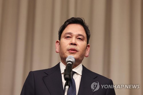 정용진 신세계 회장, 스타벅스 &lsquo;탱크데이&rsquo; 논란 공식 사과... &ldquo;마케팅 고의성 근거 없다&rdquo; 선 그어