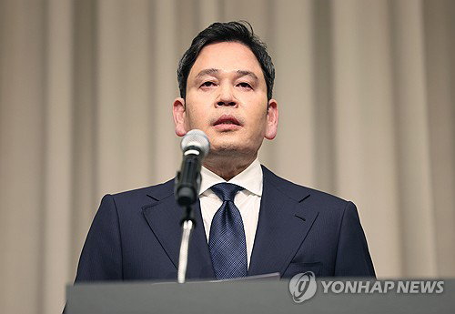 정용진 신세계 회장, 스타벅스 '탱크데이' 논란에 고개 숙여... 