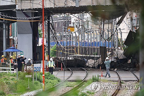 서소문 고가차도 철거 중 붕괴로 철길 마비&hellip; 코레일 심야 임시전철 긴급 투입