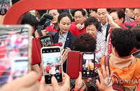 박근혜, 6·3 지방선거 앞두고 진주 중앙시장 방문... "경제 전문가 후보 지지로 PK 표심 결집"