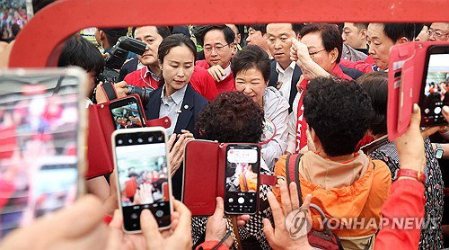 박근혜, 6&middot;3 지방선거 앞두고 진주 중앙시장 방문... 