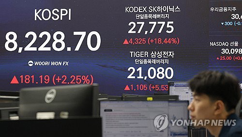 반도체 쏠림에 코스피 8,200선 돌파... 삼성&middot;닉스 시총 비중 사상 첫 50% 상회