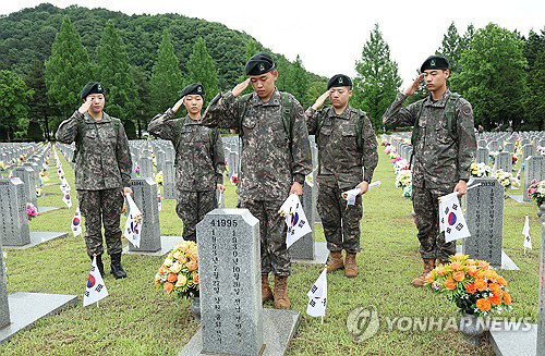 국방정신전력원, 대전현충원 묘역에 태극기 3,142개 헌정하며 호국 정신 계승