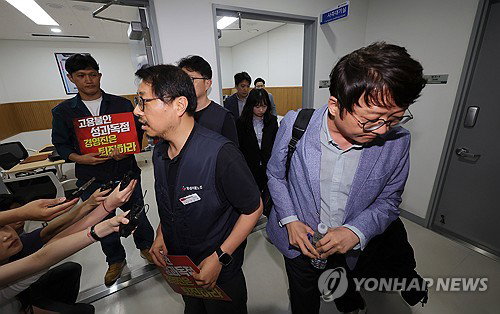 카카오 본사 첫 쟁의권 확보&hellip;성과급&middot;RSU 이견에 '창사 이래 첫 파업' 초읽기