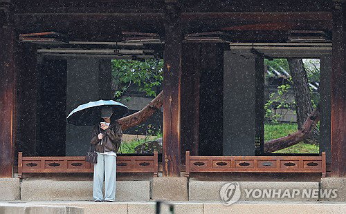 전국 오전까지 5mm 안팎 약한 비 소식 후 오후부터 맑음&hellip; 낮 최고기온 30도 육박