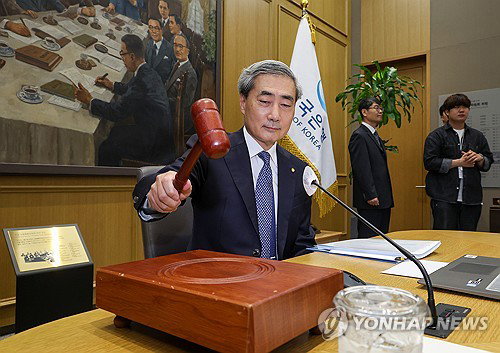 한은 기준금리 2.5% 동결에도 '매파적' 전환... 성장률 전망 2.6%로 대폭 상향