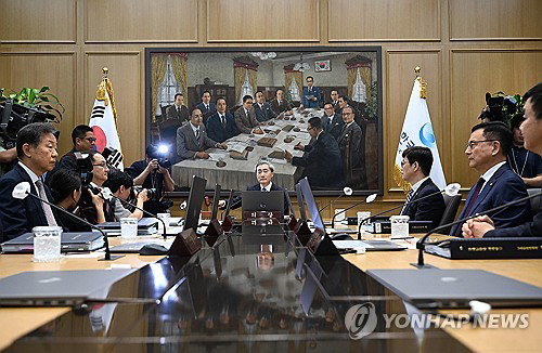 성장률 2.6%로 대폭 상향한 한국은행, 물가&middot;환율 압박에 '금리 인상' 초읽기 돌입