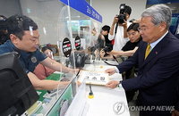 정용진 신세계 회장, 스타벅스 '탱크데이' 마케팅 혐의로 5·18 단체에 피소