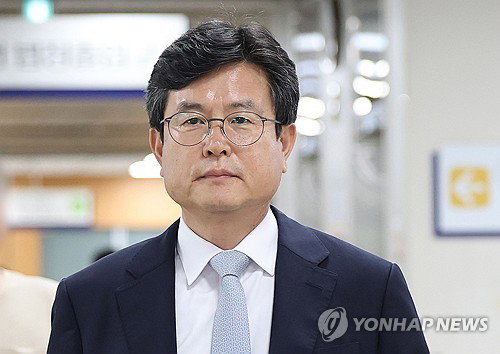'사후 계엄령 문건 조작' 강의구 전 부속실장 1심 징역 1년 6개월 실형