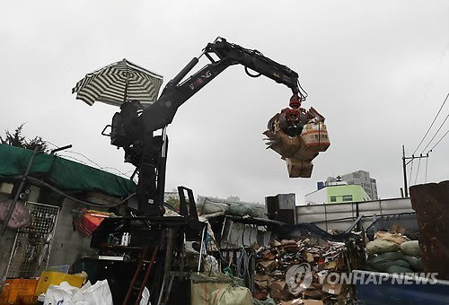 당진 고물상서 굴착기 집게 돌연 추락... 60대 중국인 근로자 현장서 참변