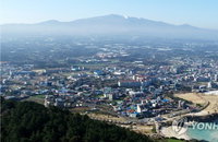 제주 맑은 기온 속 내륙발 ‘안개 복병’ 부상… 항공길 차질에 여행객 주의보