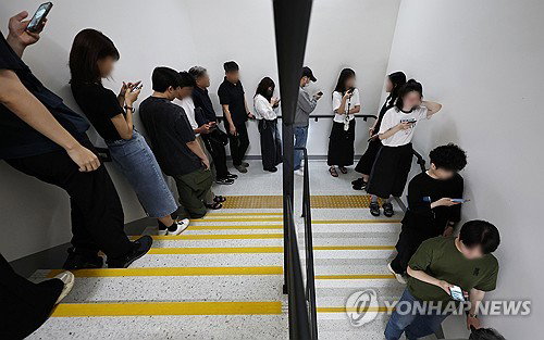 부동산&middot;안전 공약이 갈랐다&hellip;6&middot;3 지방선거 사전투표 첫날 도심 투표소 '1시간 대기' 장사진