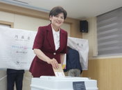 대구 교육 수장 향한 6·3 지방선거 사전투표 개시... 강은희·서중현 후보 한 표 행사