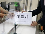 교육 자치 근간 흔드는 '정치 중립' 논란... 강원교육감 선거 경찰 고발로 비화