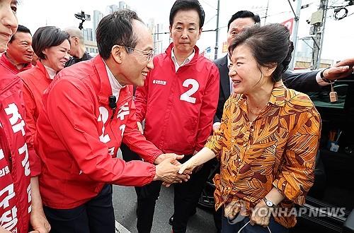 박근혜 전 대통령, 6&middot;3 지방선거 사흘 전 대구 서문시장 재방문... 보수 결집 '막판 강행군'