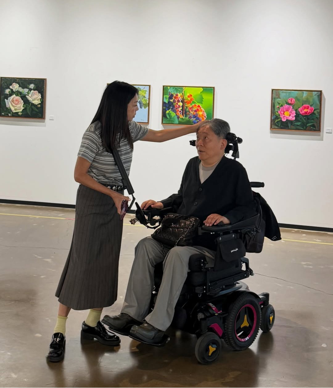 [배우 황신혜가 동생 황정언 작가의 머리를 다정하게 쓰다듬으며, 그의 오랜 열정과 끈기에 깊은 애정을 전하고 있다. 사진=황신혜 인스타그램]