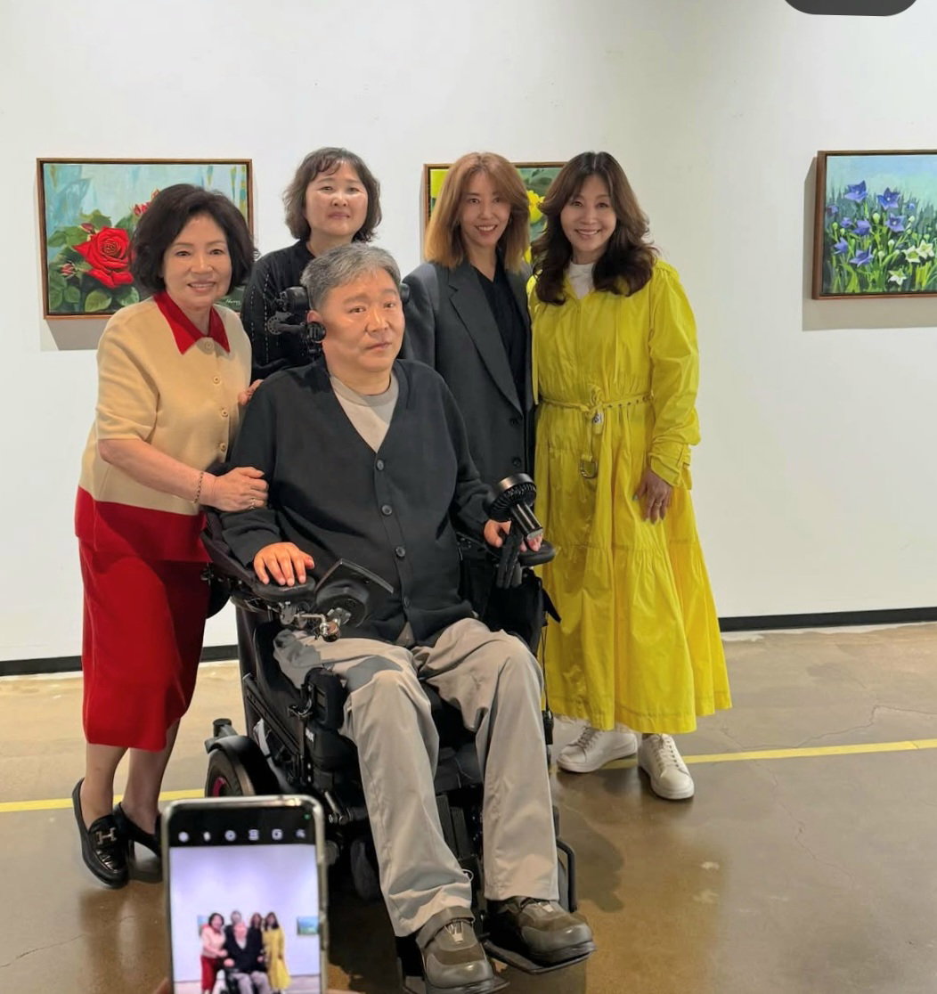 [전시장을 찾아 축하를 전하는 가수 김완선, 배우 최명길과 황정언 작가 가족들]
