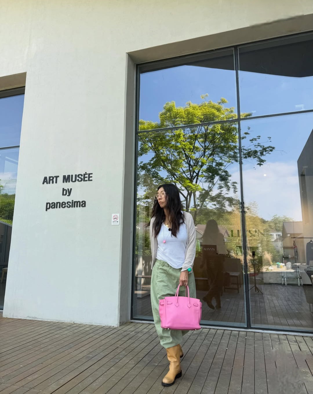 [배우 황신혜가 전시가 열린 용인 윤캔버스갤러리 건물앞에서 포즈를 취하고 있다. 사진=배우 황신혜 인스타그램]