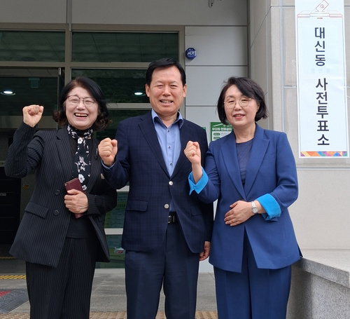 경북교육 수장 후보 3인 사전투표 완료... 