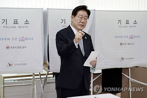 이재명 대통령 사전투표 중 기표소 이탈 논란&hellip; 선관위 