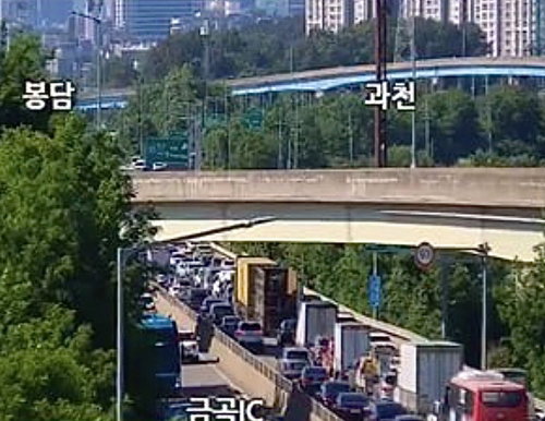 서수원IC 부근 9중 연쇄 추돌 사고 발생, 퇴근길 고속화도로 마비 및 5명 부상