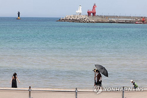 제주, 평년 웃도는 27도 초여름 무더위 기승... 내달 1일부터 이틀간 비 예보