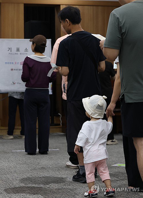 제9회 지방선거 사전투표율 17.5% 기록, 지난 선거 대비 2.06%포인트 상승하며 투표 열기 확산