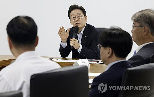 이재명 정부 1년, '산재와의 전쟁'으로 사망자 역대 최저치 기록&hellip;연금&middot;교육 개혁은 공전 거듭