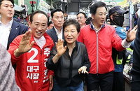 박근혜 전 대통령, 대구 서문시장서 추경호 지지 사격… "경제 살릴 적임자" 강조