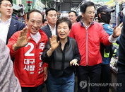 박근혜 전 대통령, 대구 서문시장서 추경호 지지 사격… "경제 살릴 적임자" 강조