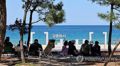 태풍 장미 간접 영향에 전국 낮 최고 32도 육박&hellip;제주&middot;남해안 최대 150mm 집중호우 예고