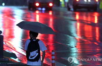 중부 최고 33도 가마솥 더위 기승 속 남부 전역 단비로 기온 하강