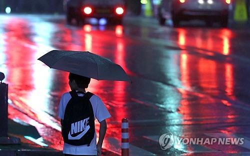 중부 최고 33도 가마솥 더위 기승 속 남부 전역 단비로 기온 하강