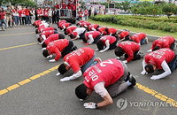 "울산 발전 위해 4년 맡겨달라" 국민의힘 후보 33인 공업탑로터리서 33번 큰절