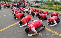 "울산 발전 위해 4년 맡겨달라" 국민의힘 후보 33인 공업탑로터리서 33번 큰절